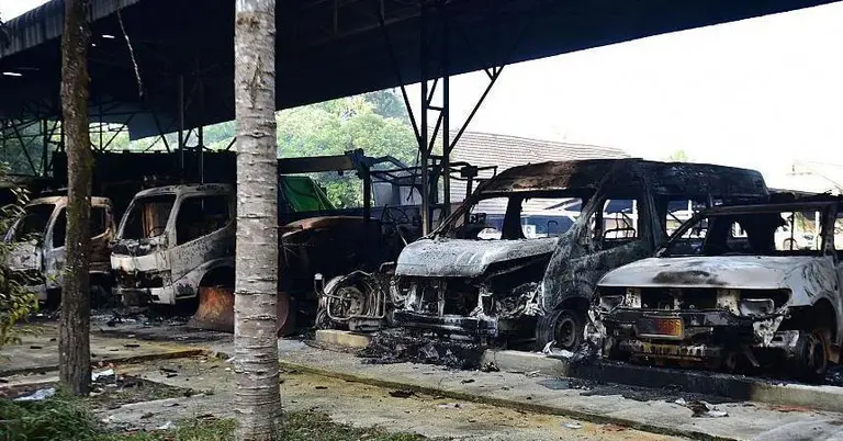 নারাথিওয়াতের একটি প্রশাসনিক কার্যালয়ের বাইরে পুড়ে যাওয়া গাড়িগুলো